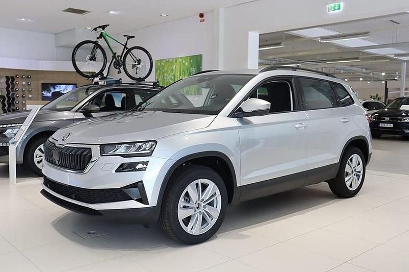 Silver Ny 2025 Skoda Karoq Selection SUV | 359 800 kr (Marknadspris) - Bild 1/4