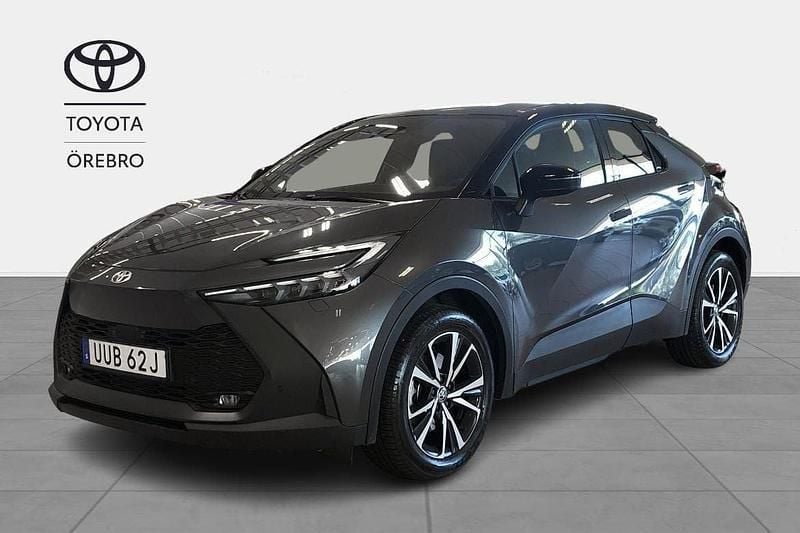 Mörkgrå (grå) Begagnad 2024 Toyota C-HR Style SUV | 439 900 kr (Marknadspris) - Bild 1/4