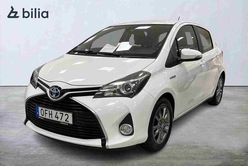 Vit Begagnad 2016 Toyota Yaris Hybrid Halvkombi | 149 900 kr (Marknadspris) - Bild 1/1