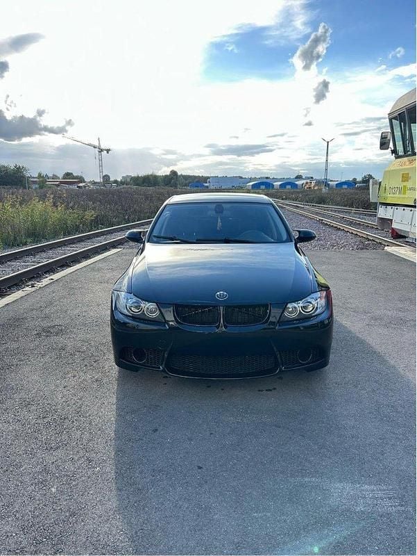 Svart Begagnad 2006 BMW 330 Sedan | 75 000 kr (Marknadspris) - Bild 1/4