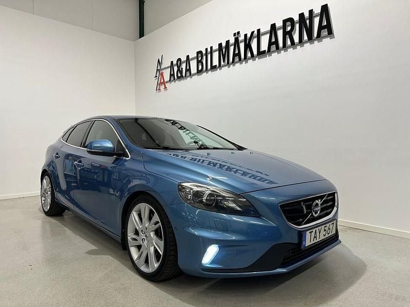 Begagnad Volvo V40 R-Design Momentum 120 HK (88 kW) 2015 Blå Halvkombi