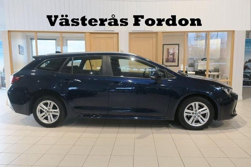 Mörkblå Begagnad 2022 Toyota Corolla Active Kombi | 219 900 kr (Marknadspris) - Bild 1/4
