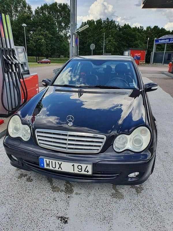 Svart Begagnad 2005 Mercedes C180 Classic Sedan | 28 000 kr (Marknadspris) - Bild 1/4