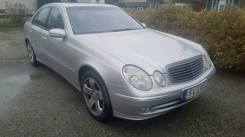 Silver Begagnad 2003 Mercedes E500 Avantgarde Sedan | 90 000 kr (Marknadspris) - Bild 1/4