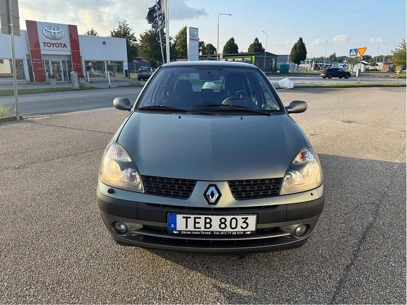 Grå Begagnad 2002 Renault Clio II Halvkombi | 11 900 kr (Marknadspris) - Bild 1/4