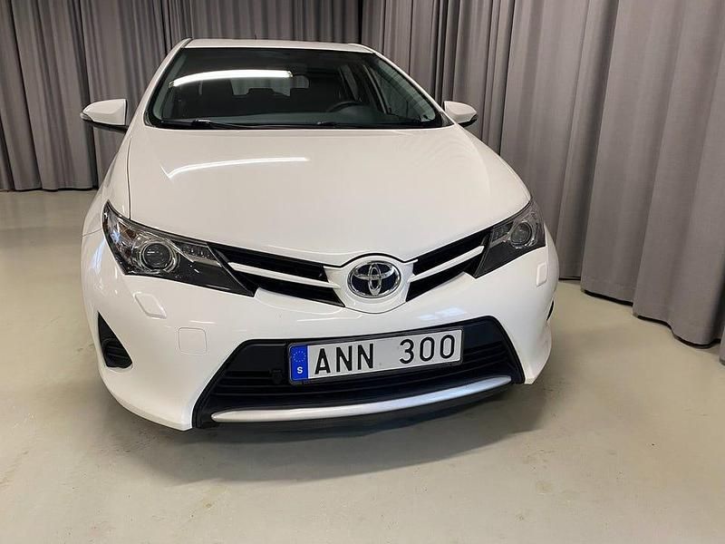 Begagnad Toyota Auris Life 90 HK (66 kW) 2013 Vit Halvkombi