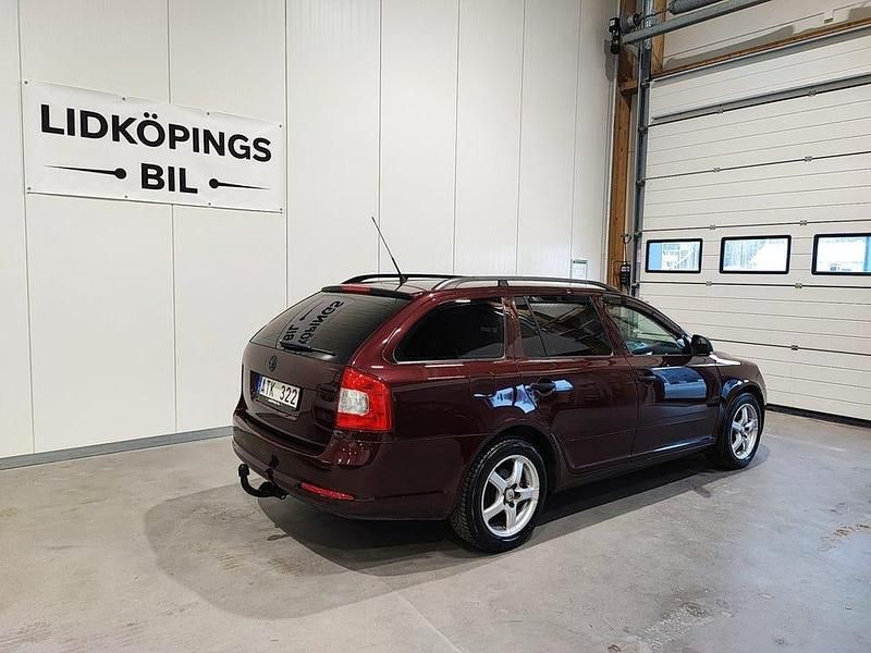 Begagnad Skoda Octavia Elegance 105 HK (77 kW) 2010 Mörkröd Kombi