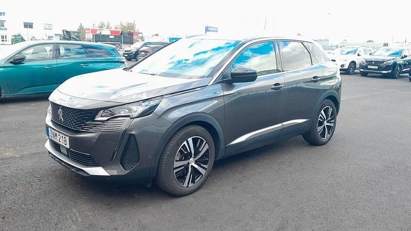 Grå (grå platinum metallic) Begagnad 2022 Peugeot 3008 GTi SUV | 279 900 kr (Marknadspris) - Bild 1/4