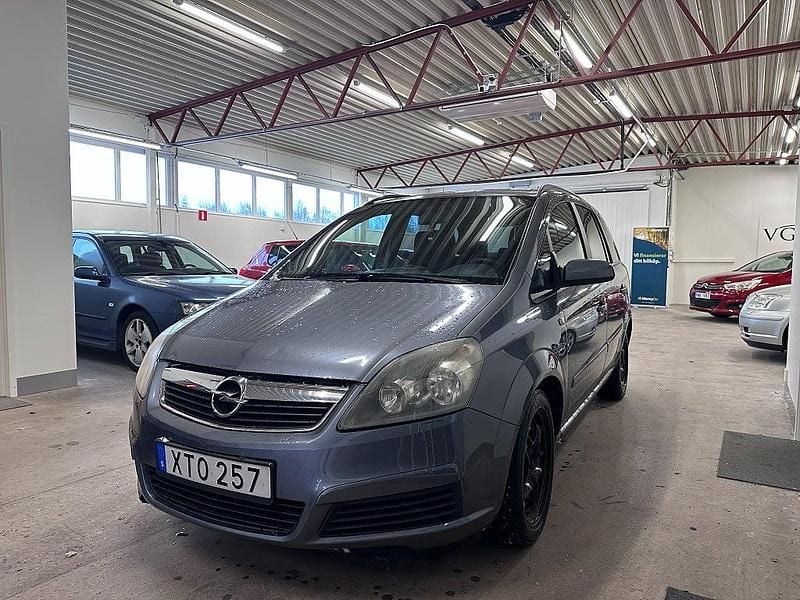 Begagnad Opel Zafira 140 HK (102 kW) 2005 Grå Minibuss