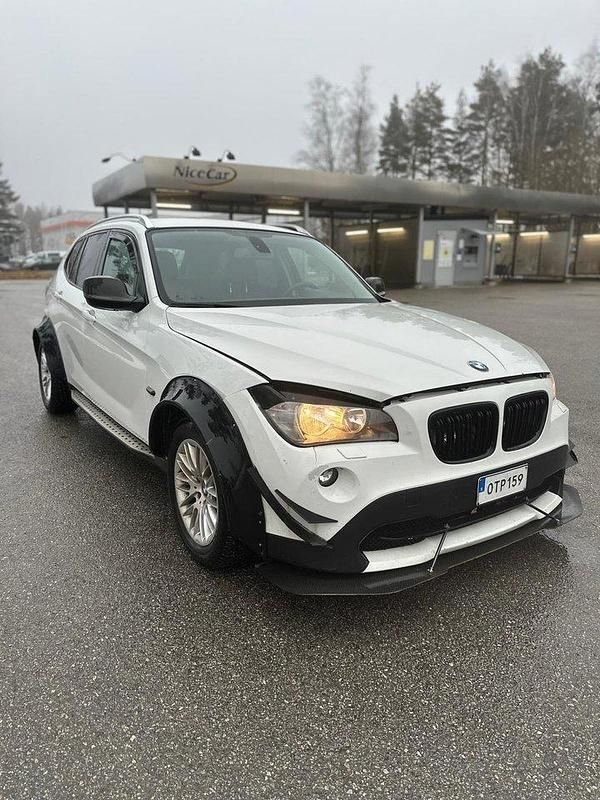 Vit Begagnad 2010 BMW X1 SUV | 59 900 kr (Dyr) - Bild 1/4