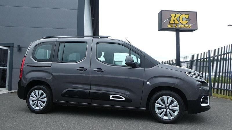 Grå Begagnad 2018 Citroën Berlingo PureTech Minibuss | 198 000 kr (Marknadspris) - Bild 1/4