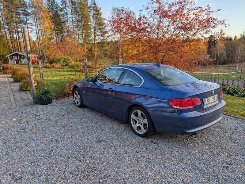 Blå Begagnad 2007 BMW 325 Comfort Edition Sportkupé | 75 000 kr (Superpris) - Bild 1/4