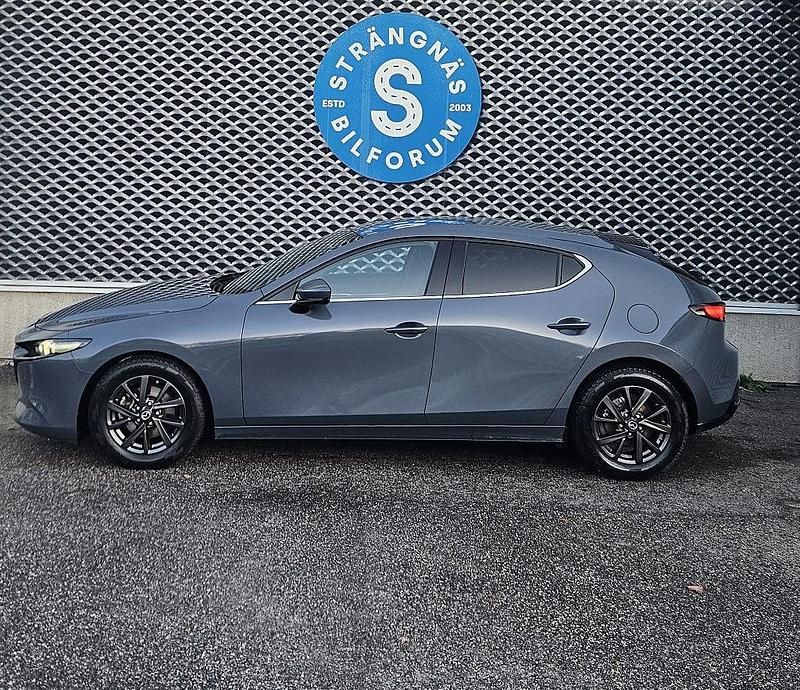 Grå Begagnad 2018 Mazda 3 Sky Halvkombi | 189 000 kr (Marknadspris) - Bild 1/4