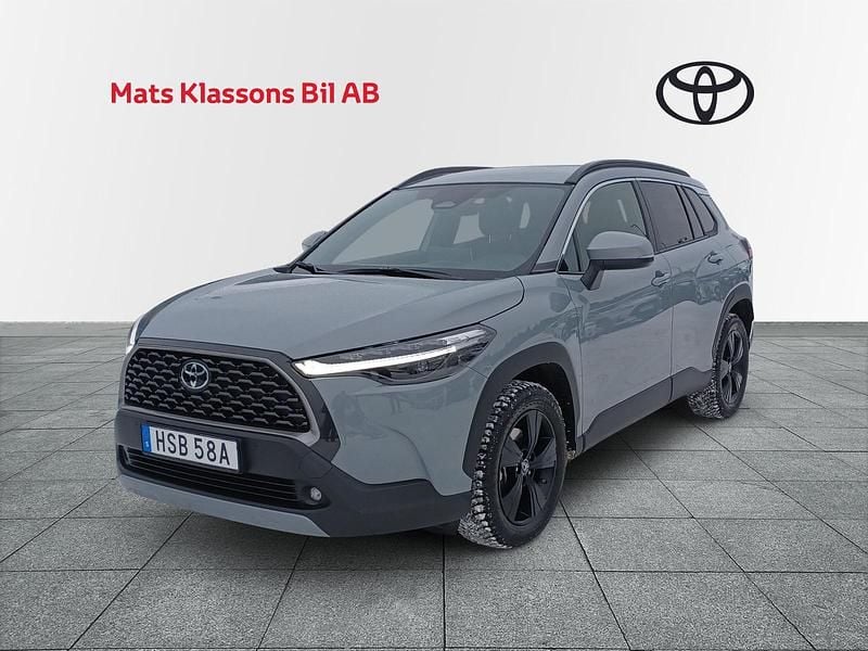 Grå Begagnad 2025 Toyota Corolla Cross Style SUV | 409 000 kr (Marknadspris) - Bild 1/4