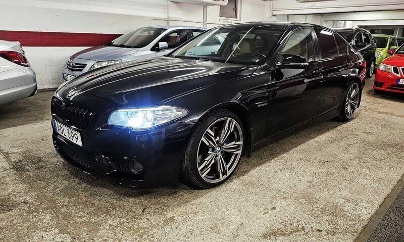 Svart Begagnad 2013 BMW 530 M Sport Sedan | 164 900 kr (Marknadspris) - Bild 1/4