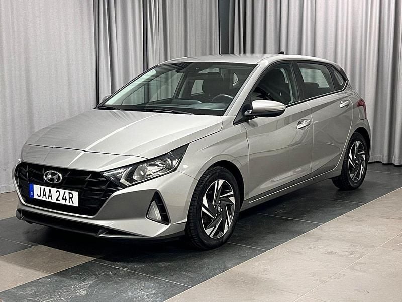 Grå Begagnad 2022 Hyundai i20 Essential Halvkombi | 159 900 kr (Marknadspris) - Bild 1/4