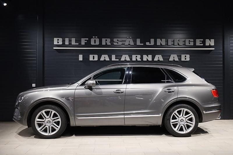 Begagnad Bentley Bentayga 608 HK (447 kW) 2017 Grå SUV
