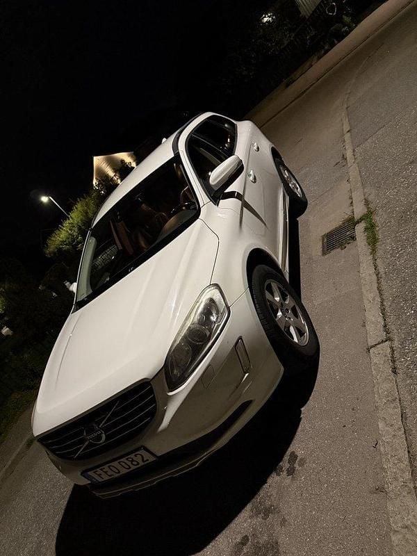 Vit Begagnad 2014 Volvo XC60 Momentum SUV | 107 800 kr (Bra pris) - Bild 1/4