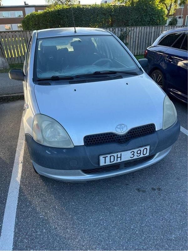 Silver Begagnad 2002 Toyota Yaris Halvkombi | 8 000 kr (Bra pris) - Bild 1/4