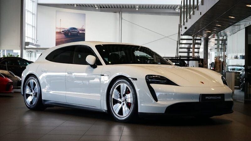 Vit Begagnad 2022 Porsche Taycan 4S Sport Turismo Sedan | 695 000 kr (Superpris) - Bild 1/4