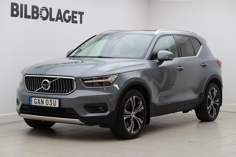 Grå Begagnad 2021 Volvo XC40 Inscription SUV | 319 800 kr (Marknadspris) - Bild 1/4