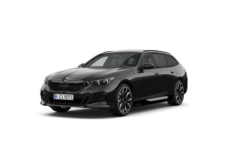 Black sapphire metallic Ny 2026 BMW 550e M Sport Kombi | 1 091 000 kr (Marknadspris) - Bild 1/4