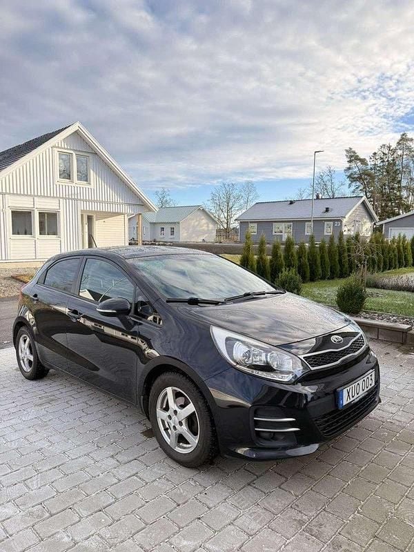 Svart Begagnad 2015 Kia Rio Halvkombi | 75 000 kr (Bra pris) - Bild 1/4