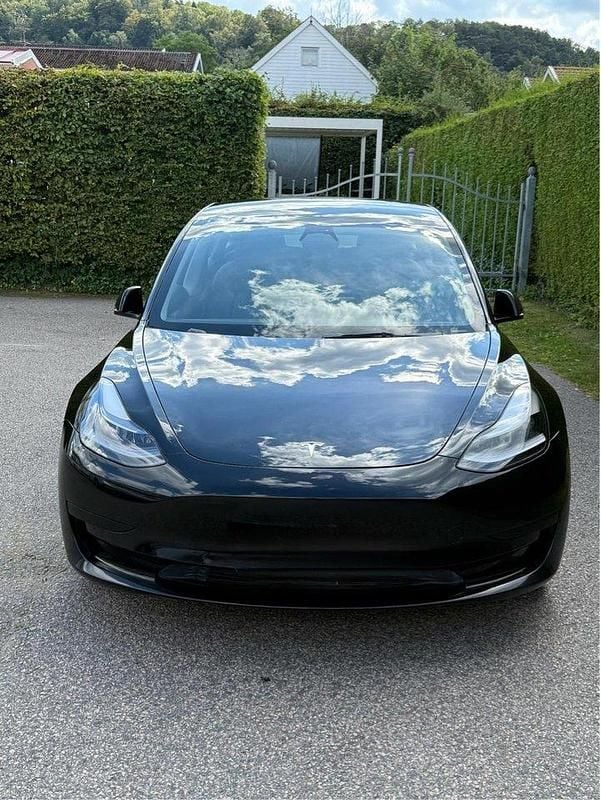 Svart Begagnad 2022 Tesla Model 3 Standard Range Sedan | 215 000 kr - Bild 1/4