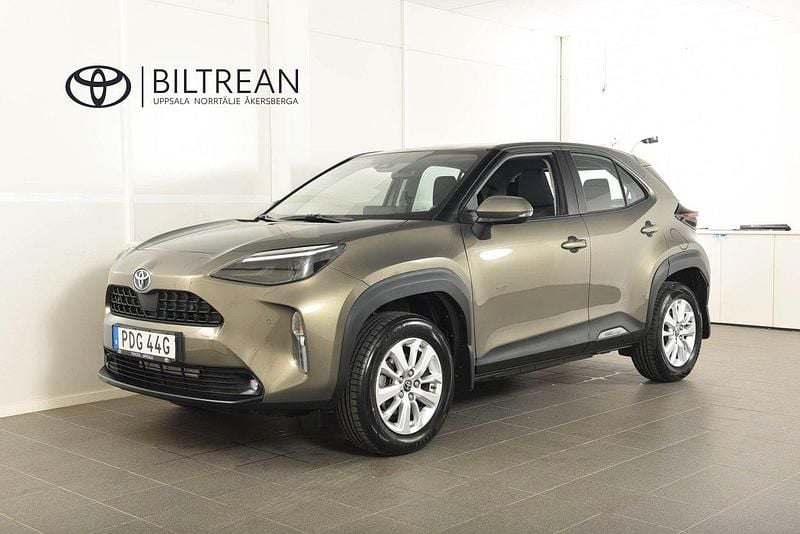 Grön (bronze metallic) Begagnad 2022 Toyota Yaris Cross Active SUV | 259 600 kr (Marknadspris) - Bild 1/4