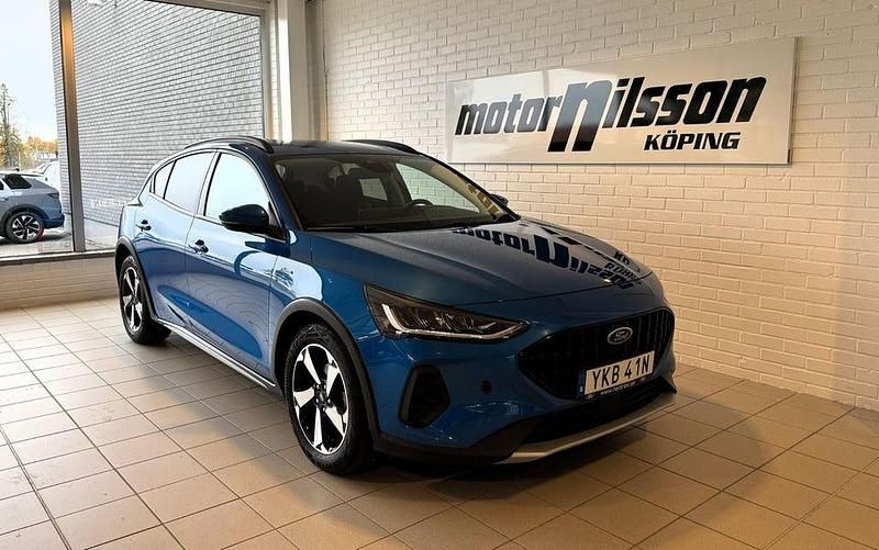 Blå Begagnad 2022 Ford Focus Active Halvkombi | 189 500 kr (Marknadspris) - Bild 1/4