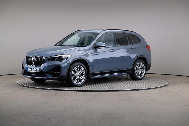 Mörkgrå Begagnad 2021 BMW X1 Sport Line SUV | 325 000 kr (Marknadspris) - Bild 1/4