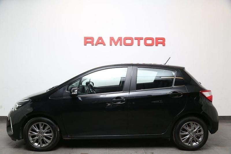 Begagnad Toyota Yaris Active 112 HK (82 kW) 2017 Svart Halvkombi