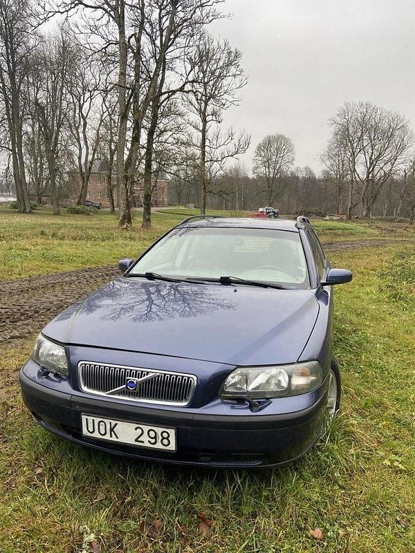Blå Begagnad 2004 Volvo V70 Kombi | 33 000 kr (Lite dyr) - Bild 1/4