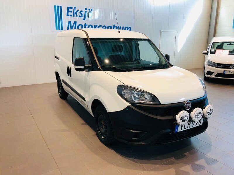 Vit Begagnad 2018 Fiat Doblò Minibuss | 99 900 kr (Marknadspris) - Bild 1/4