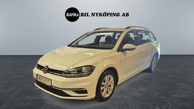 Vit Begagnad 2017 VW Golf VII Kombi | 124 900 kr (Marknadspris) - Bild 1/4