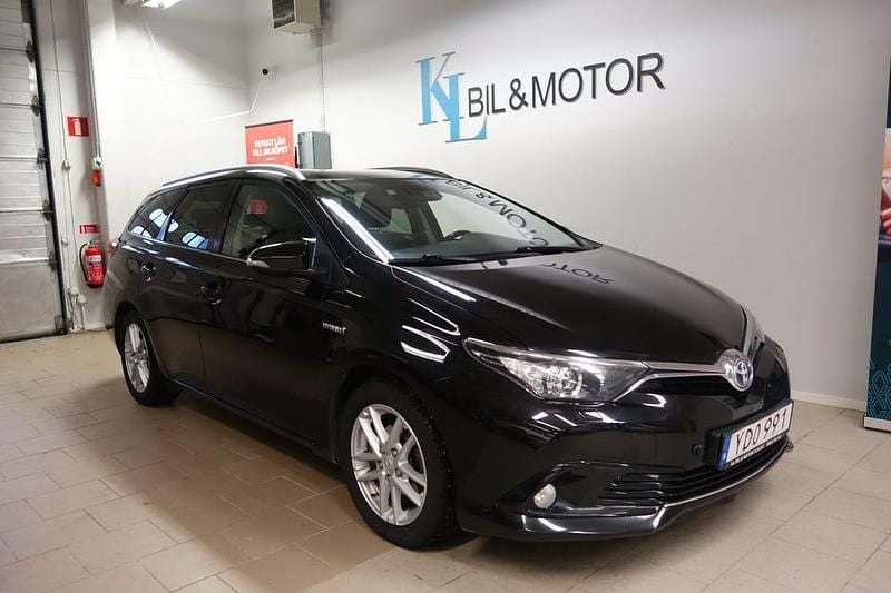 Svartmetallic Begagnad 2016 Toyota Auris Touring Sports Active Kombi | 119 900 kr (Marknadspris) - Bild 1/4