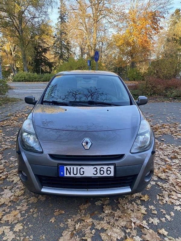 Grå Begagnad 2012 Renault Clio R.S. Halvkombi | 35 500 kr (Marknadspris) - Bild 1/4