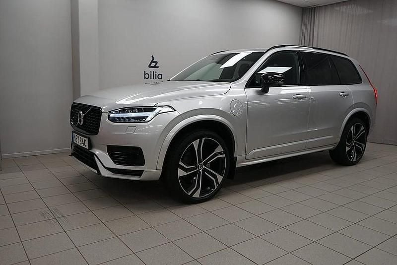 Silver Begagnad 2022 Volvo XC90 Pro SUV | 579 900 kr (Marknadspris) - Bild 1/3