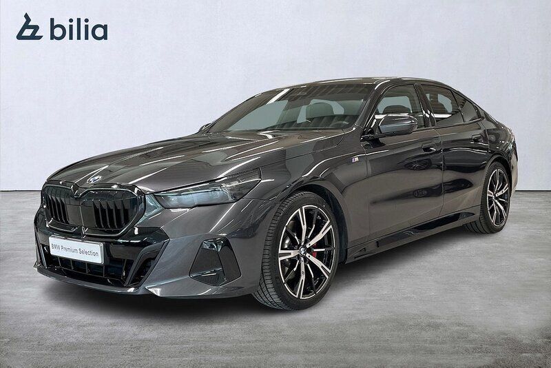 Grå Begagnad 2024 BMW 520 M Sport Sedan | 669 900 kr - Bild 1/4