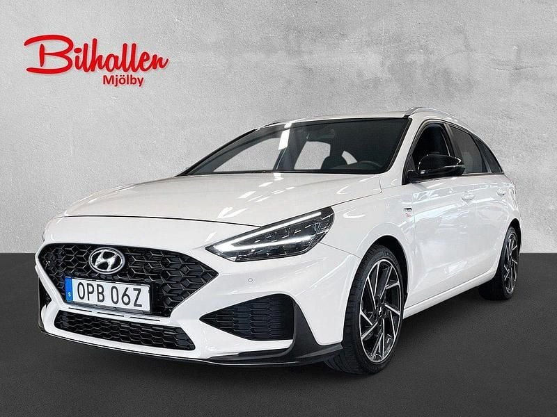 Vit (atlas white) Begagnad 2023 Hyundai i30 N Line Kombi | 269 000 kr (Marknadspris) - Bild 1/4