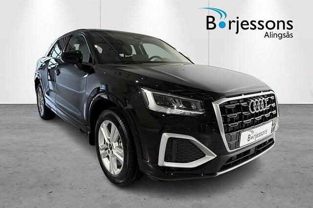 Mytsvart metallic Ny 2025 Audi Q2 Advanced Plus SUV | 404 400 kr (Dyr) - Bild 1/4