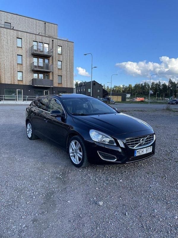 Svart Begagnad 2013 Volvo V60 Momentum Kombi | 110 000 kr (Marknadspris) - Bild 1/4