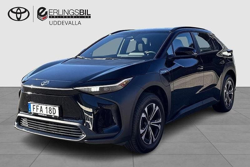Svart Begagnad 2023 Toyota bZ4X Active SUV | 369 900 kr - Bild 1/3