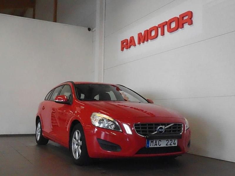 Röd Begagnad 2012 Volvo V60 Kinetic Kombi | 124 900 kr (Marknadspris) - Bild 1/3