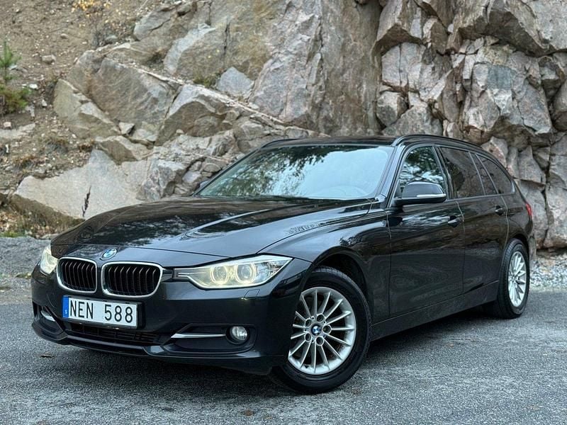 Svart Begagnad 2013 BMW 320 Sport Line Kombi | 107 900 kr (Bra pris) - Bild 1/4