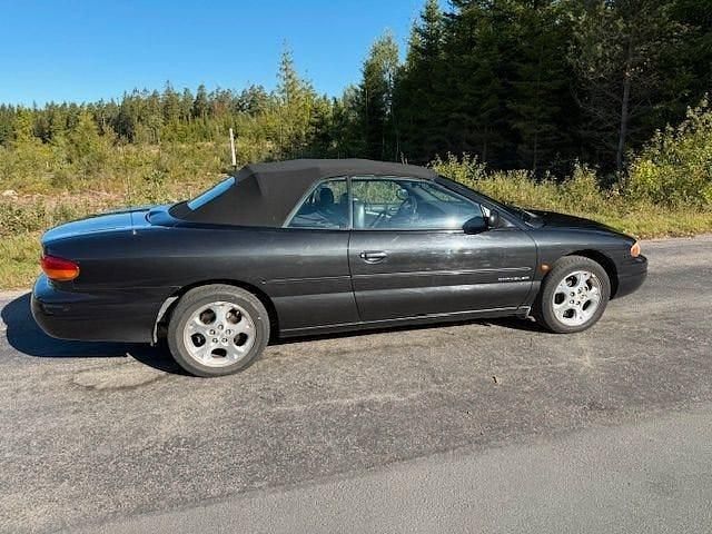 Begagnad Chrysler Stratus 163 HK (119 kW) 1999 Svart Cab