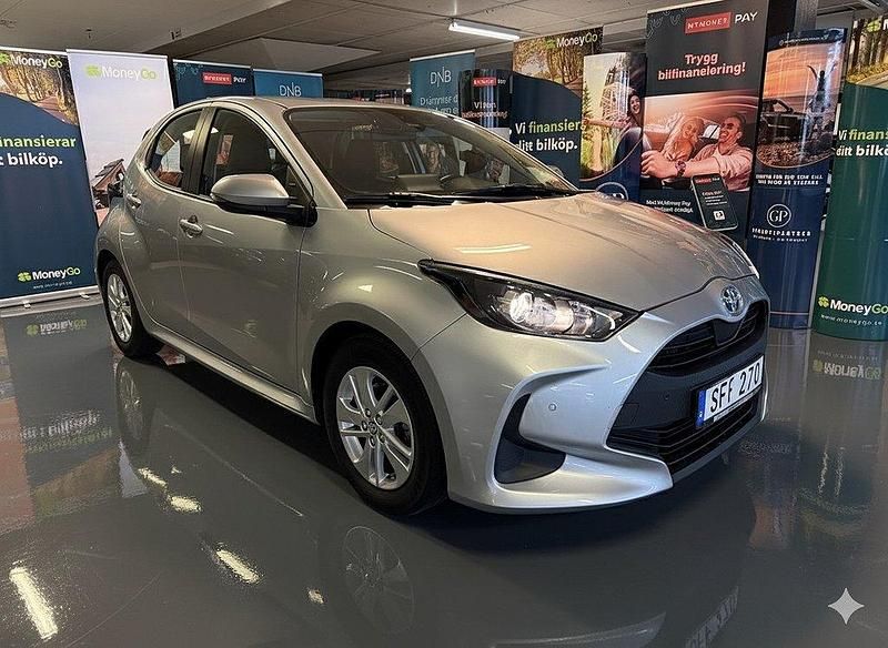 Silver Begagnad 2022 Toyota Yaris Hybrid Active Halvkombi | 169 900 kr (Marknadspris) - Bild 1/4
