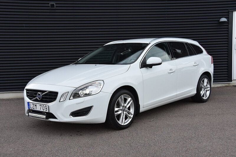 Vit Begagnad 2011 Volvo V60 Summum Kombi | 84 900 kr (Marknadspris) - Bild 1/4
