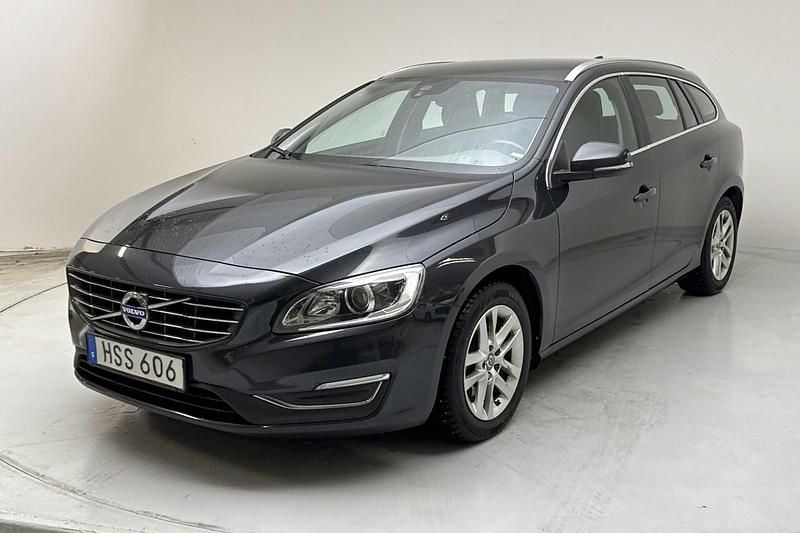 Grå Begagnad 2017 Volvo V60 Summum Kombi | 179 800 kr (Marknadspris) - Bild 1/4