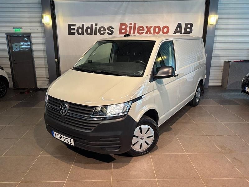 Grön (ascot grå) Begagnad 2021 VW T6.1 Van | 259 900 kr (Superpris) - Bild 1/4
